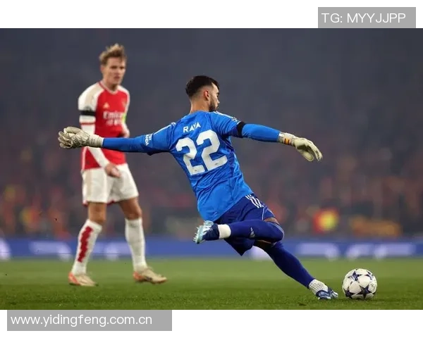 足球的艺术：解析拉亚神“扑厄德高刁钻捅射”的瞬间之美