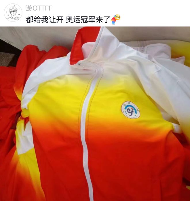 bsports必一体育“好歹毒的校服”学校设计外卖员同款服装让孩子提前体验打工(图3)